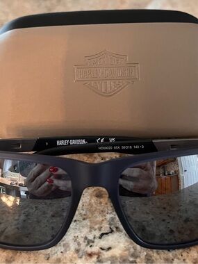 Harley-Davidson Unisex Matte Black Sunglasses with Gray Lenses